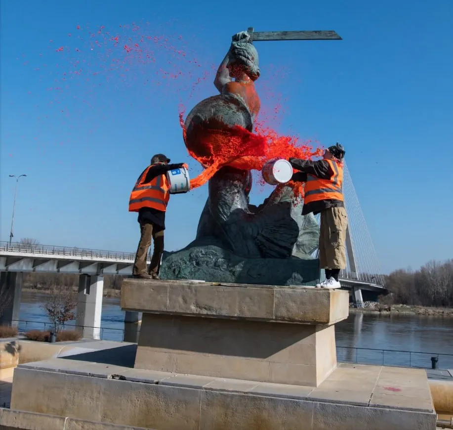 В Польше климатические активистки облили краской Варшавскую русалку