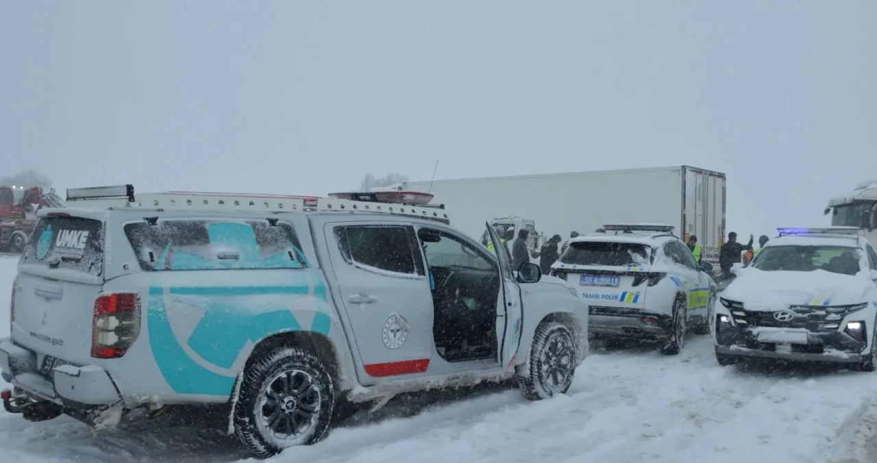 Haos pe șosele: Ninsoarea a provocat două accidente în lanț pe o autostradă din Turcia