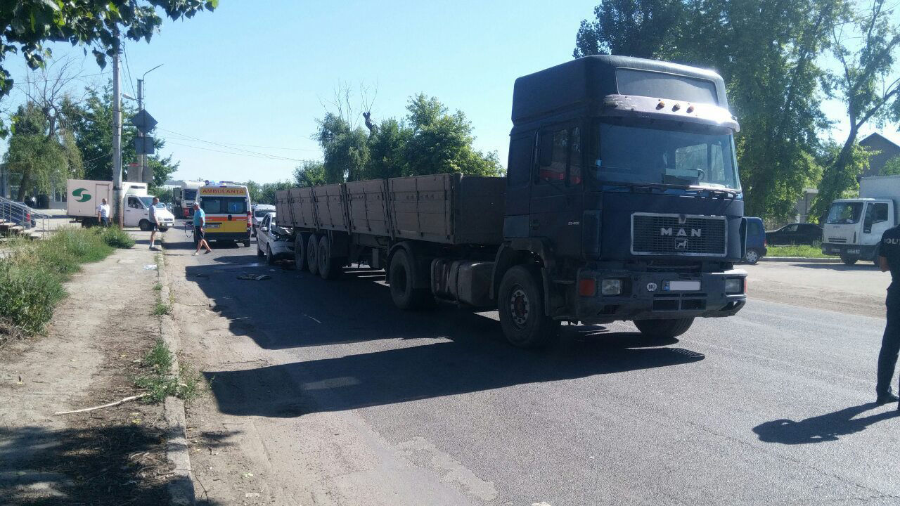 В районе аэропорта в Бельцах такси залетело под прицеп