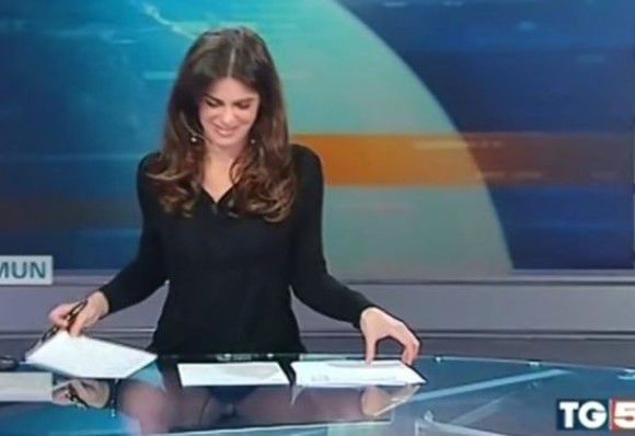 A uitat că stă la un pupitru transparent și a arătat ce ascunde între picioare