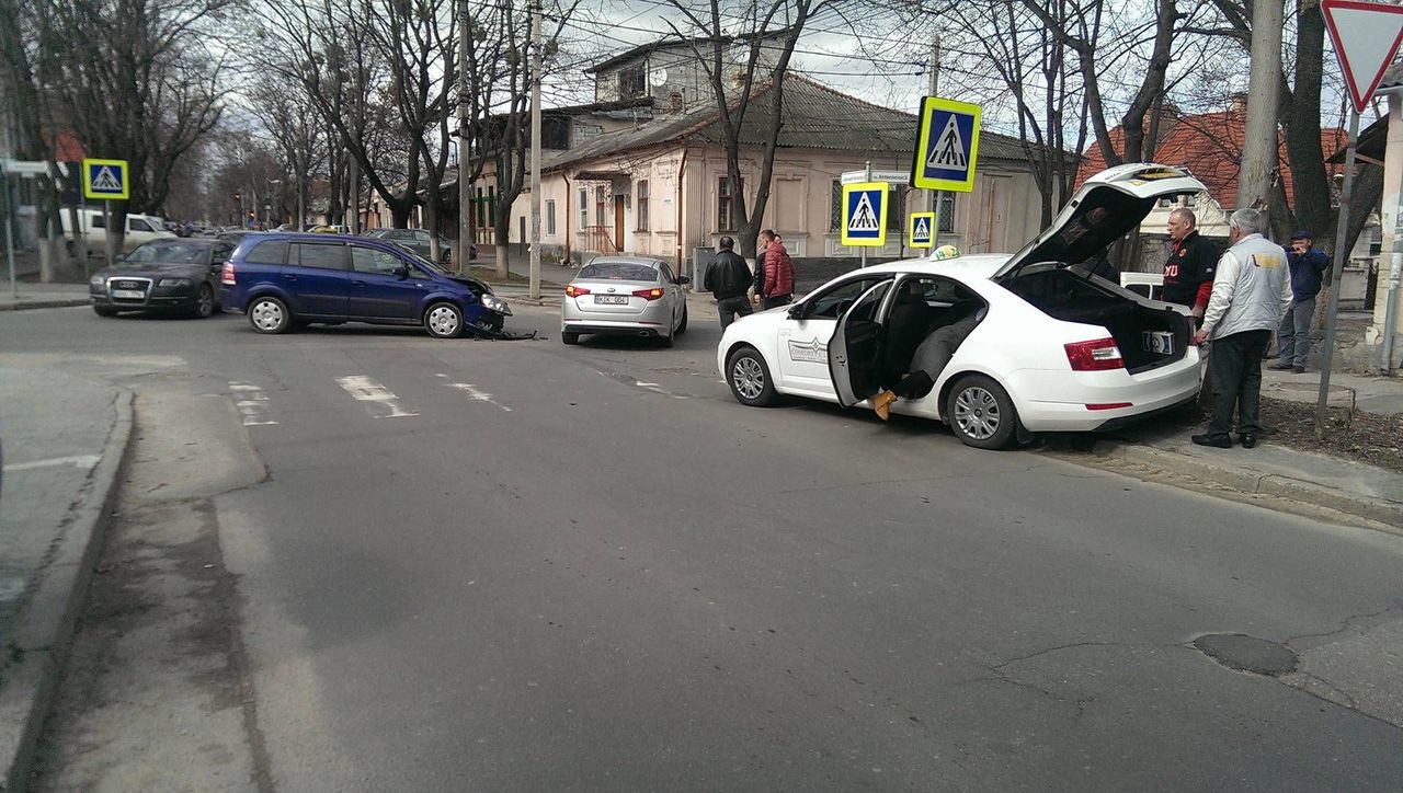В столице произошло ДТП с участием двух машин такси