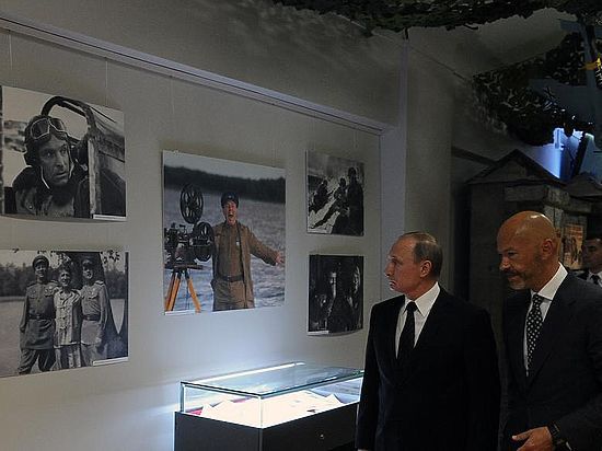 Путин сыграл на старинном пианино во время посещения киностудии