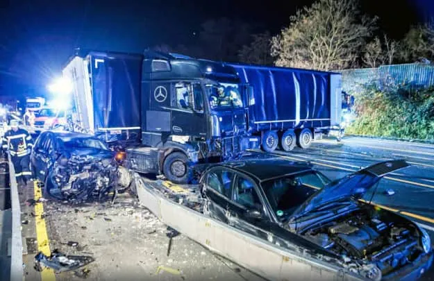 Un camion a provocat mai multe accidente în Germania: 26 de răniți și 50 de mașini avariate