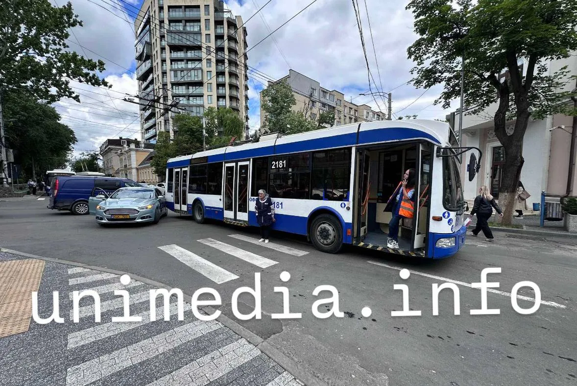 Accident în centrul Capitalei: O mașină de taxi și un troleibuz plin cu pasageri s-au tamponat
