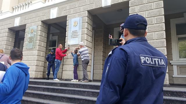 В Кишиневе прошел протест на ступеньках МВД