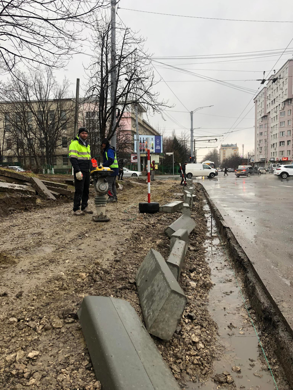 На улице Буребиста обустраивают тротуар и парковочную зону