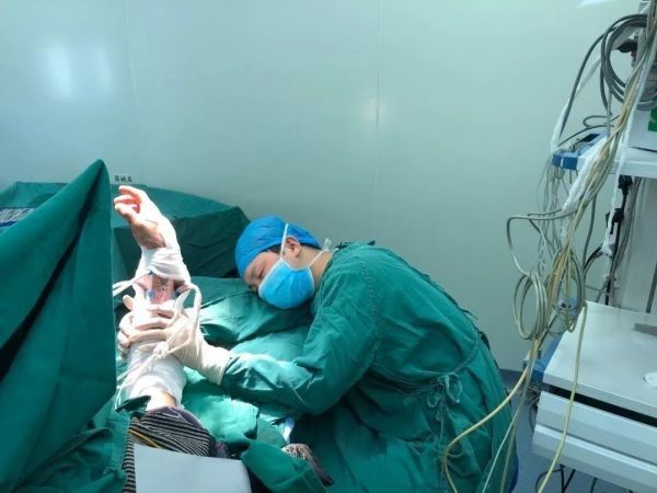 Хирург героически уснул у операционного стола, придерживая руку пациента
