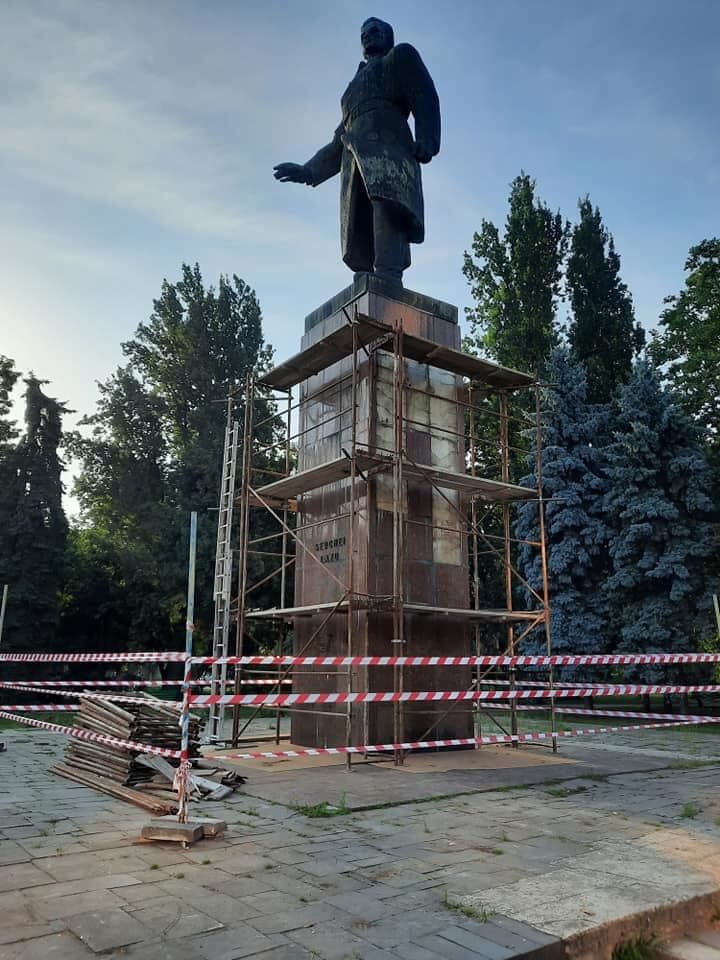 В столице начался ремонт памятника Сергею Лазо