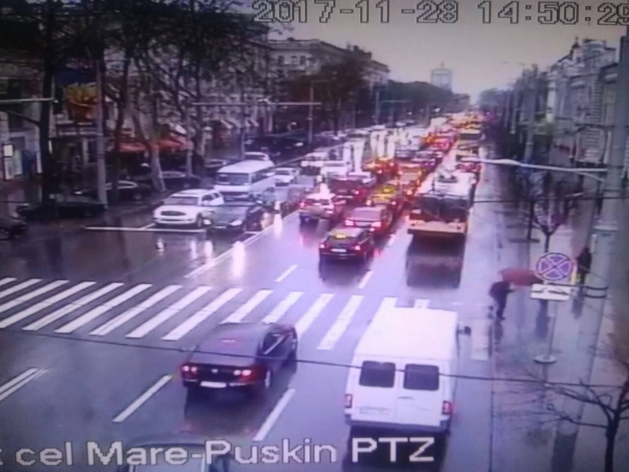 InfoTrafic 17:00: Flux majorat de transport. Străzi de evitat