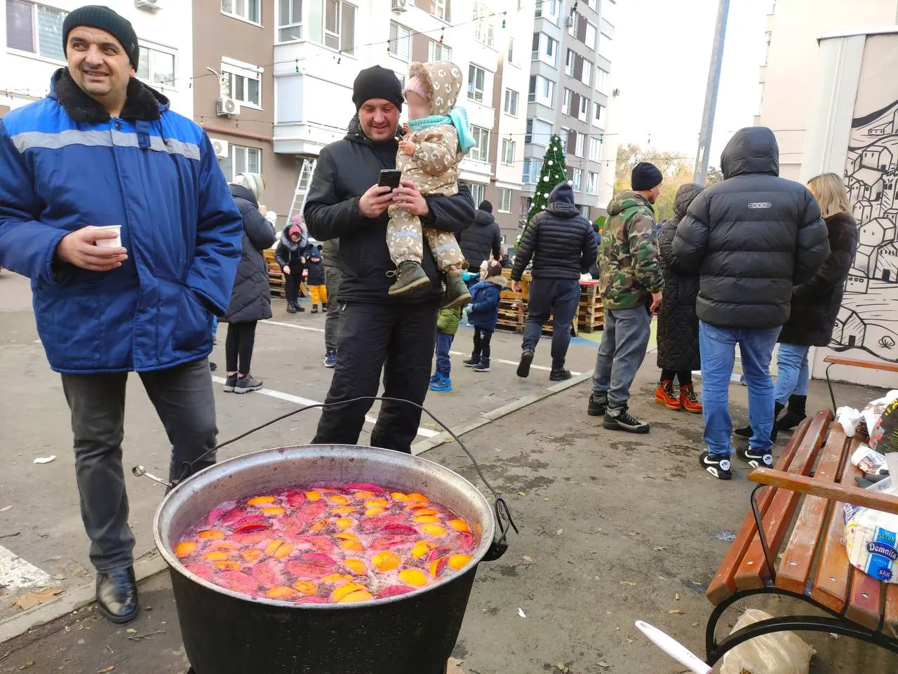 Жители столичной многоэтажки вышли наряжать елку всем двором