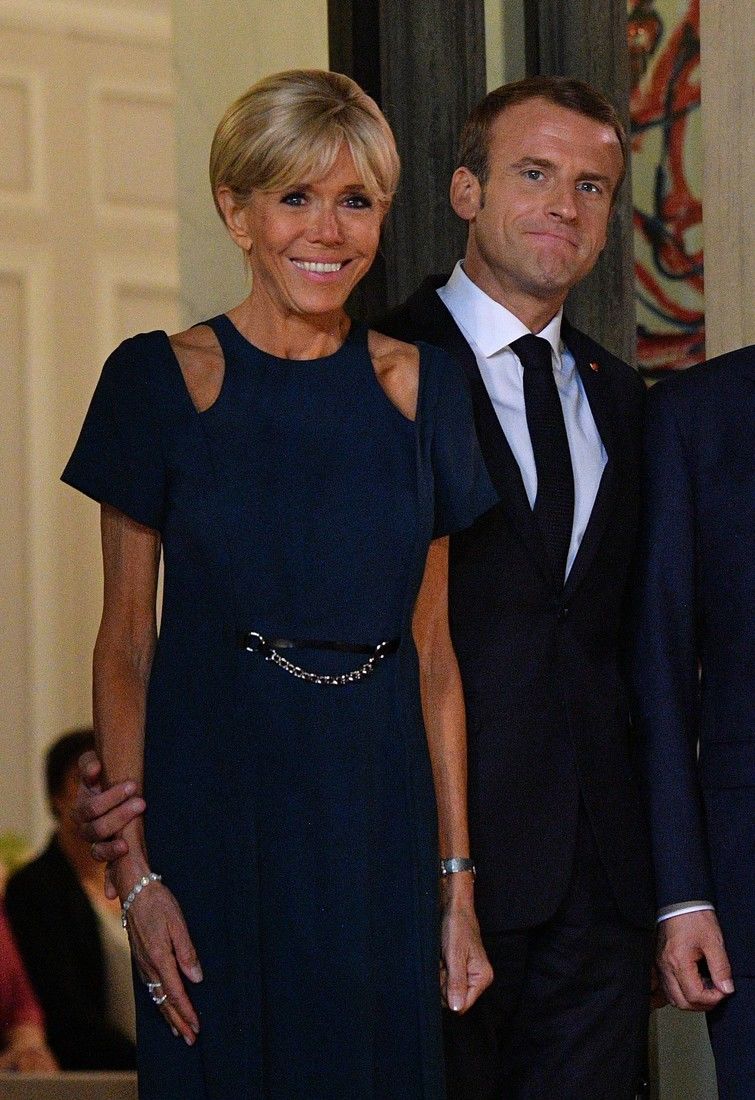 Макрон в пижаме. Брижит Макрон 1995. Брижит Макрон в 2007. Макрон с женой 2007. Жена президента Франции Брижит Макрон.