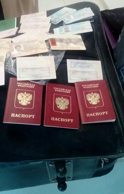 В аэропорту задержали женщину с 150 фальшивыми паспортами и документами