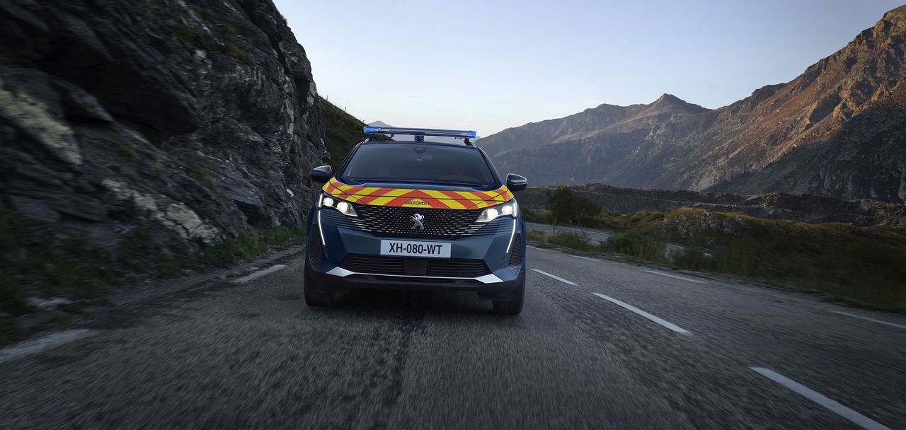Жандармы Франции будут ездить на гибридных кроссоверах Peugeot