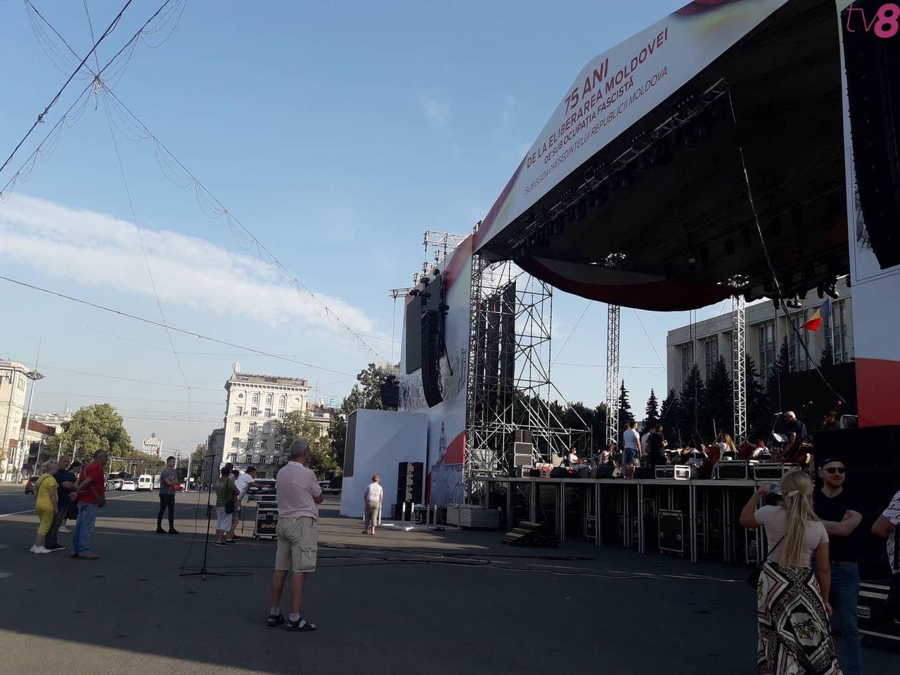 На главной площади столицы установлена сцена для концерта 24 августа