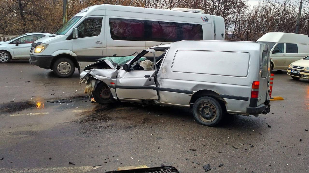 На кругу у табачного комбината Мерседес врезался в Форд