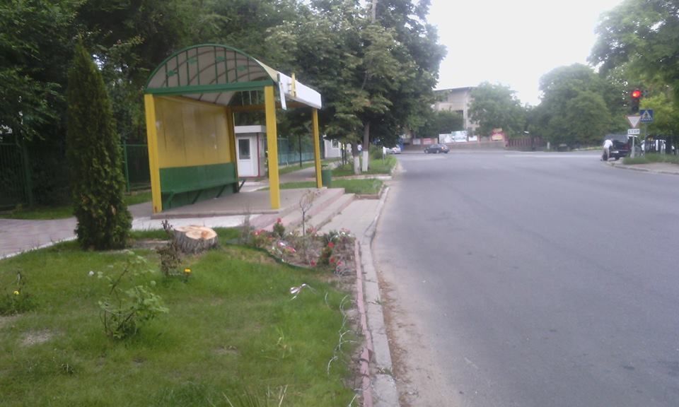 У посольства Польши газон окружили колючей проволокой
