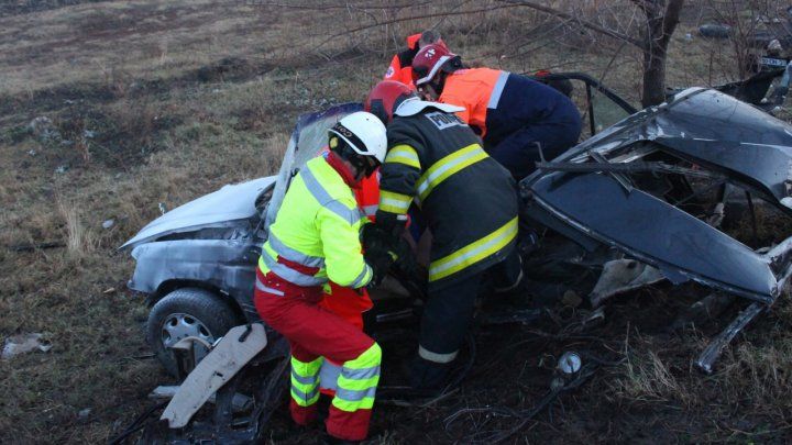 Спасатели показали новые кадры с места смертельной аварии в Фалештском районе