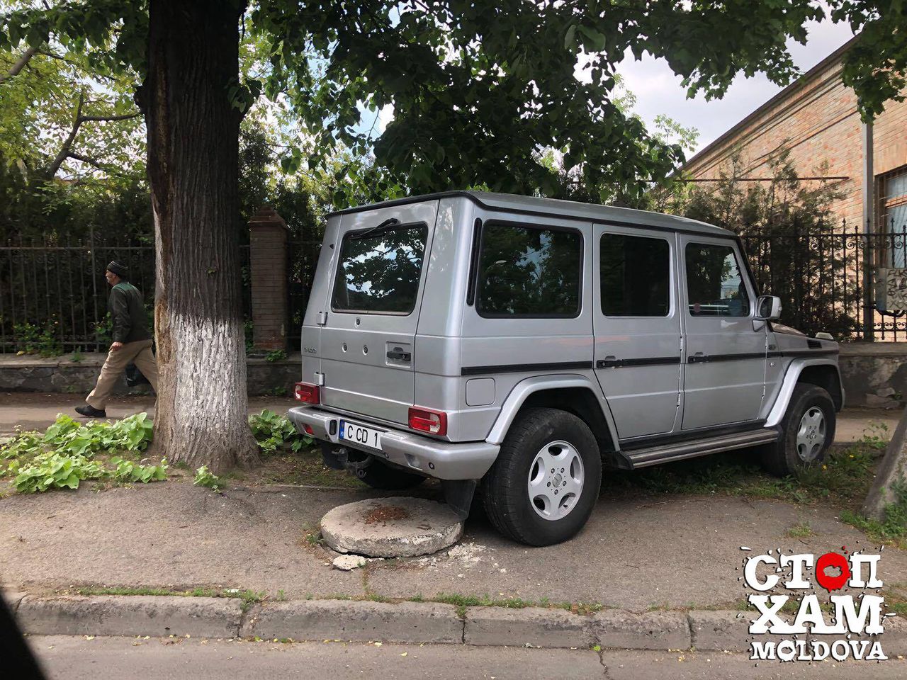 Шалару снова припарковал свой Мерседес на тротуаре