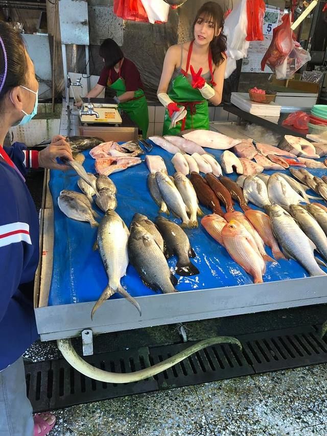В Тайване модель вышла на рынок продавать рыбу и стала звездой