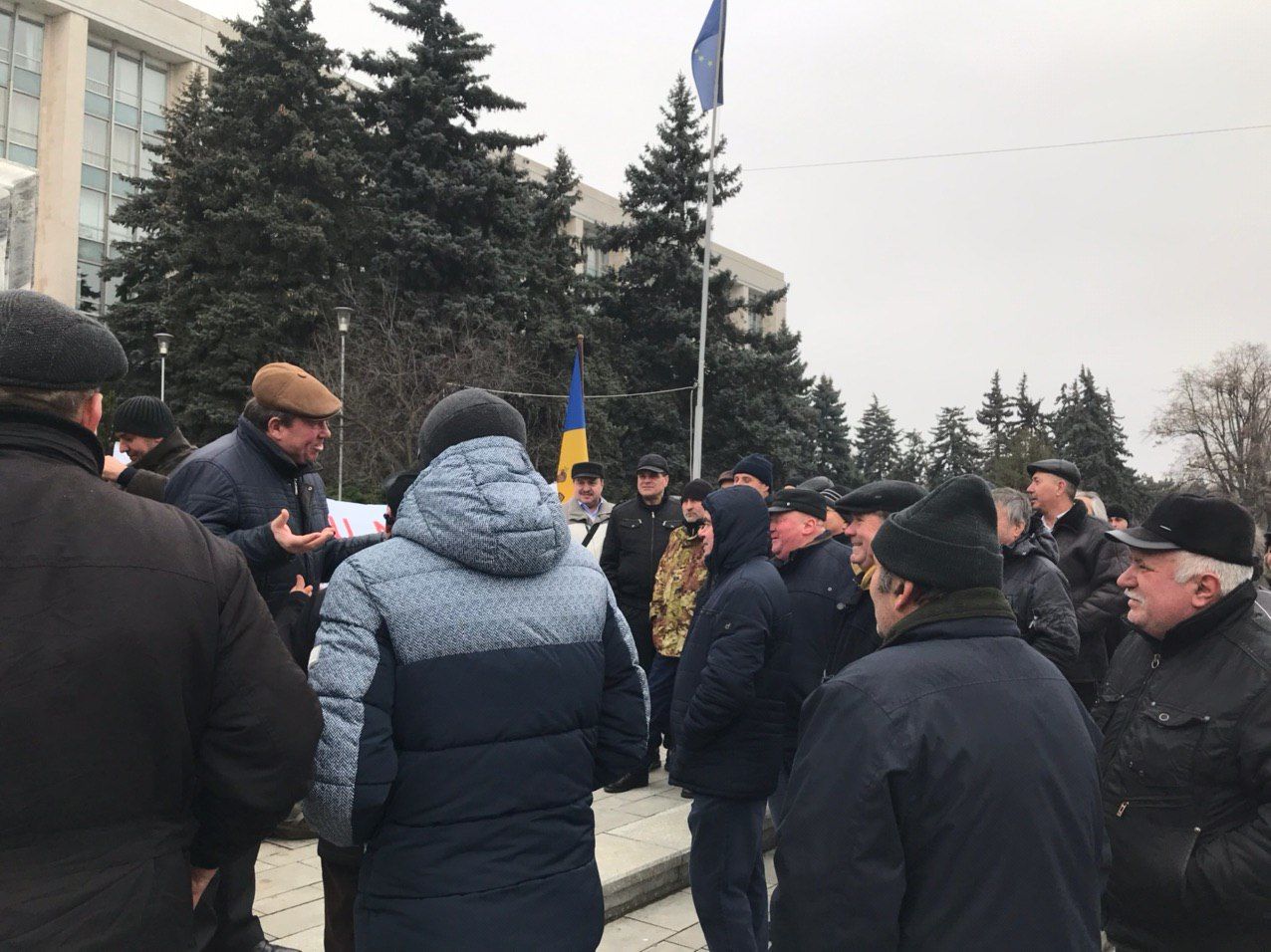 Кику провёл беседу с пришедшими на протест ветеранами
