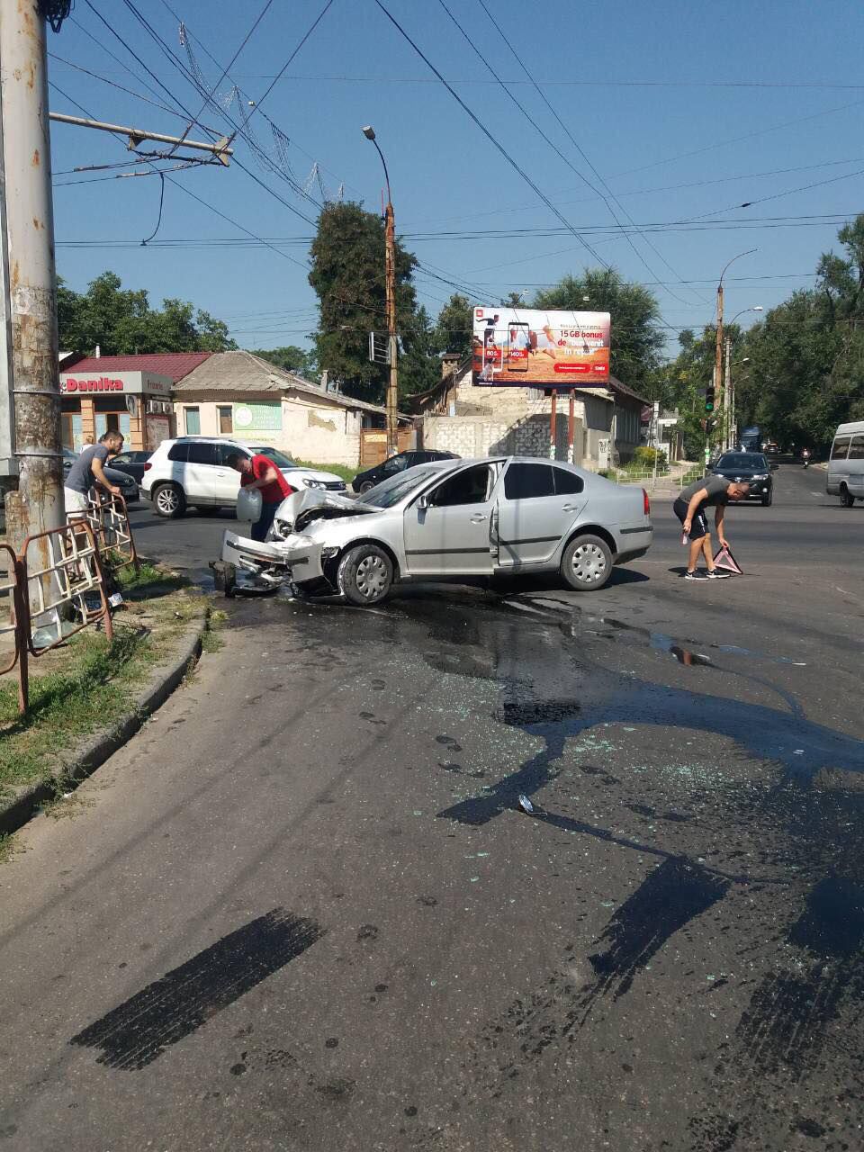 На улице Измаильской автомобиль врезался в столб