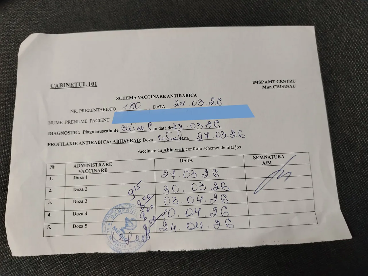 O femeie, atacată de o haită de câini vagabonzi la Vadul lui Vodă