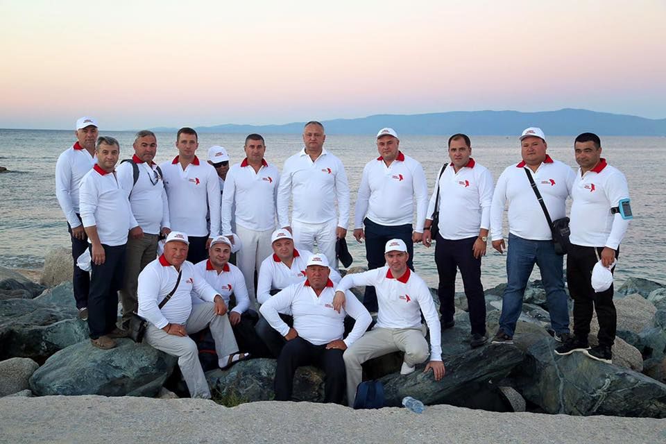 Teambuilding de partid sau cum se odihnește Igor Dodon, alături de socialiști, pe muntele Athos