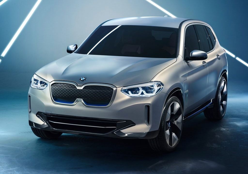 BMW показала свой первый электрический кроссовер