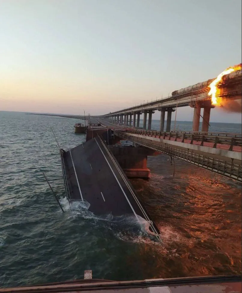 Часть Крымского моста обрушилась после взрыва