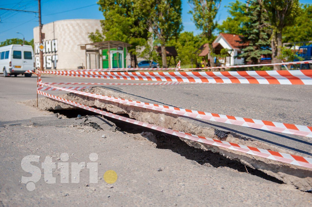 На выезде из Кишинева поднялись бетонные плиты на дороге