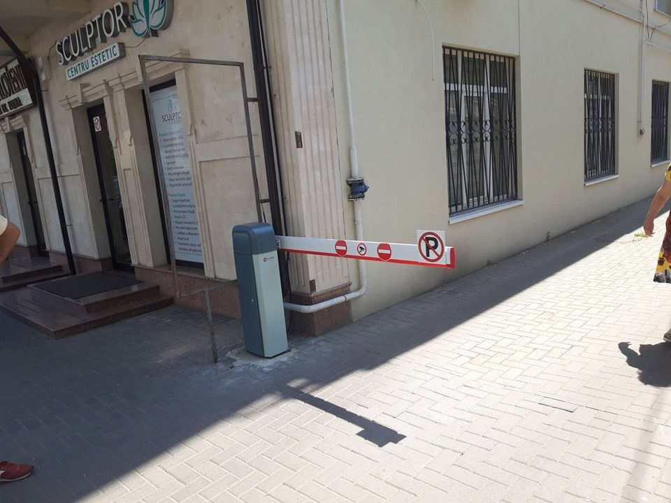 В центре столицы демонтировали незаконно установленный шлагбаум