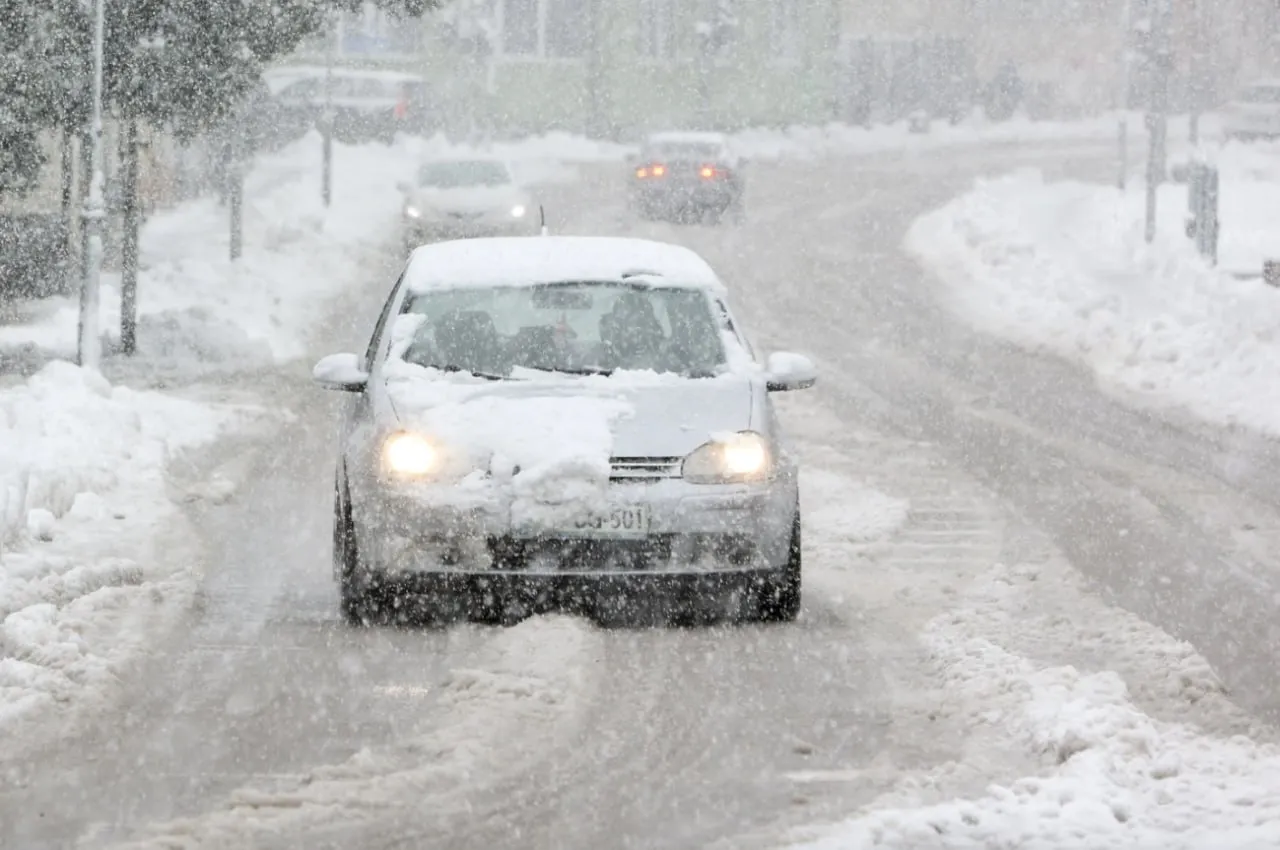 Снегопады и штормовой ветер вызвали закрытие школ и дорог на Балканах