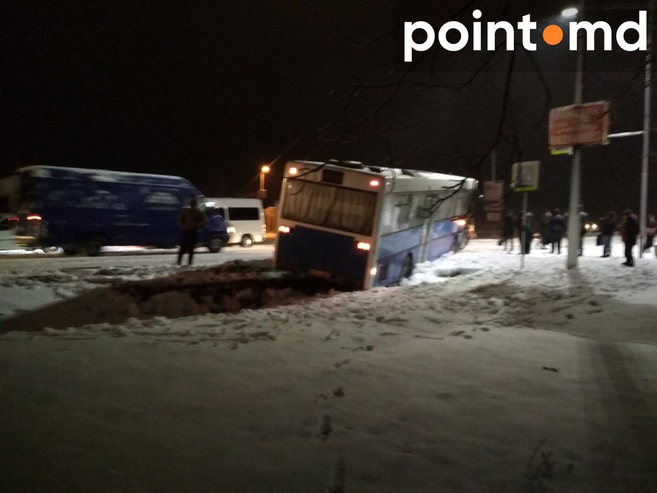 Около Чореску автобус с пассажирами угодил в кювет