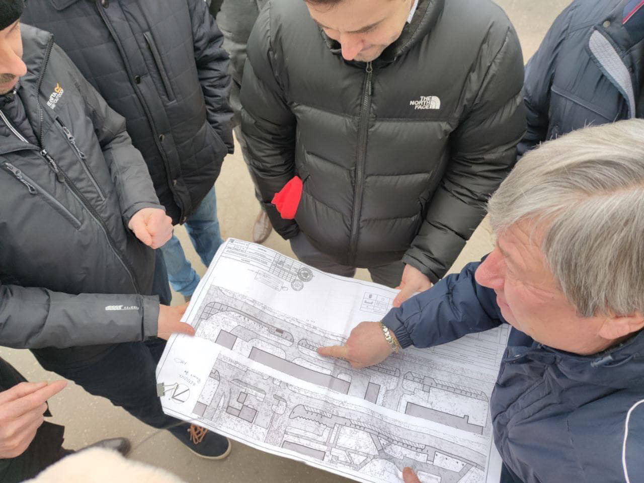 На улице Буребиста обустраивают тротуар и парковочную зону