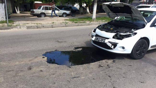 A incercat sa evite un accident si a lovit o alta masina. O strada din centrul capitalei, paralizata in urma unui dublu accident