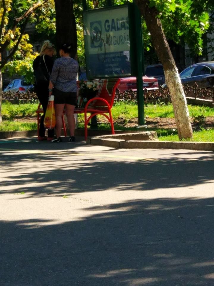 Две женщины нарвали букет цветов из клумбы в центре Кишинева