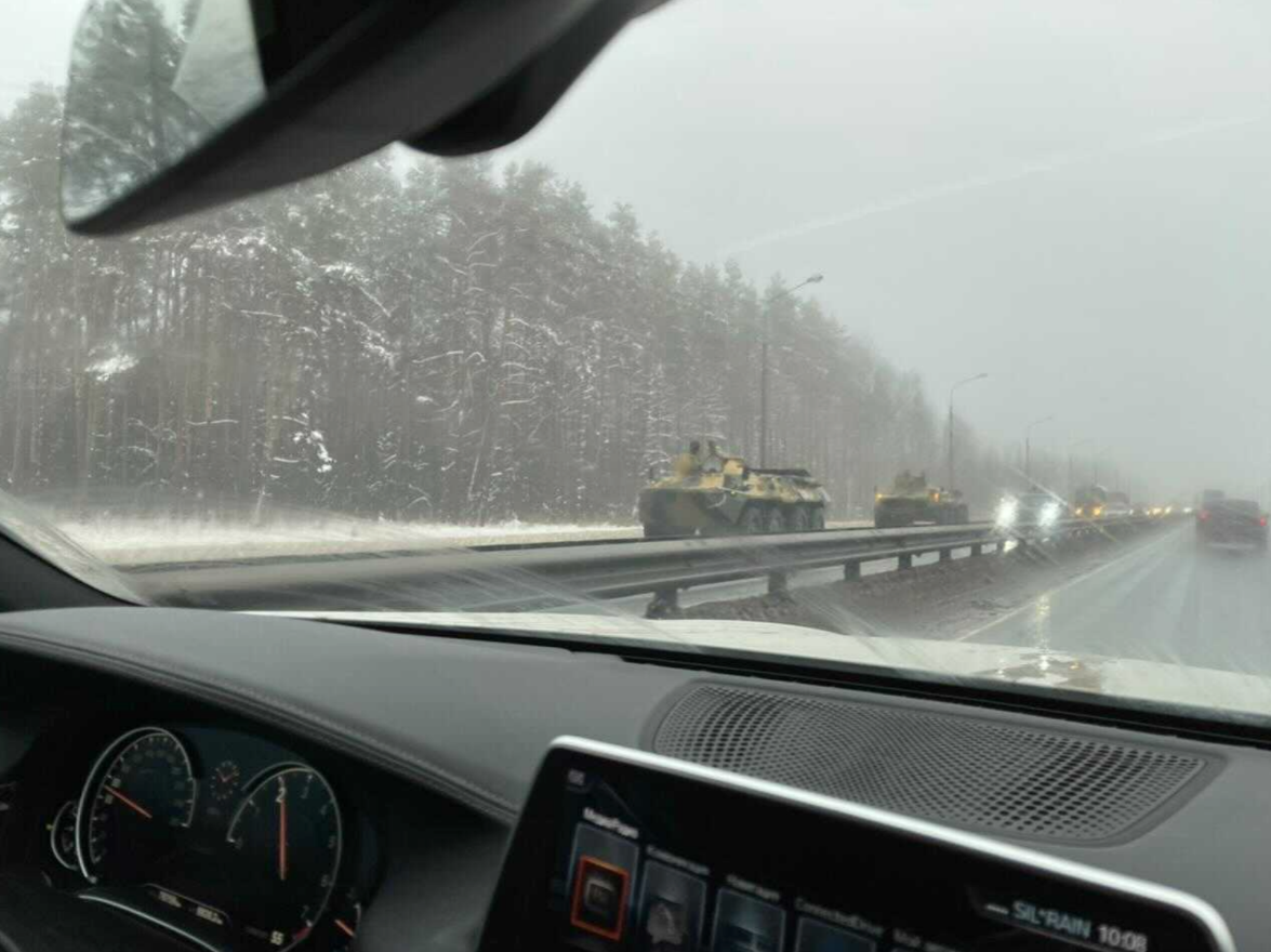 На подъездах к Москве заметили бронетехнику