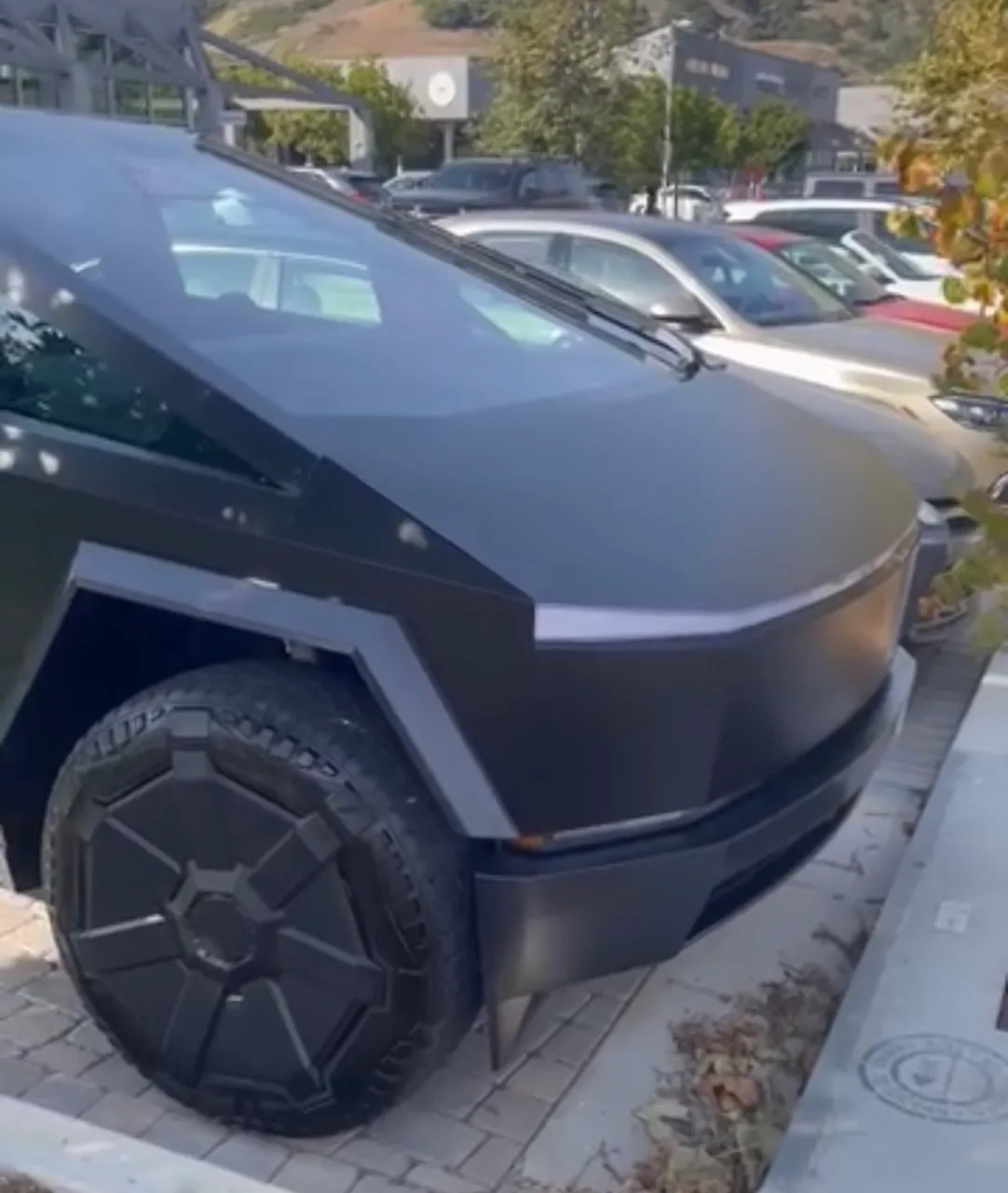 Матово-чёрный Tesla Cybertruck впервые показал на улице главный дизайнер