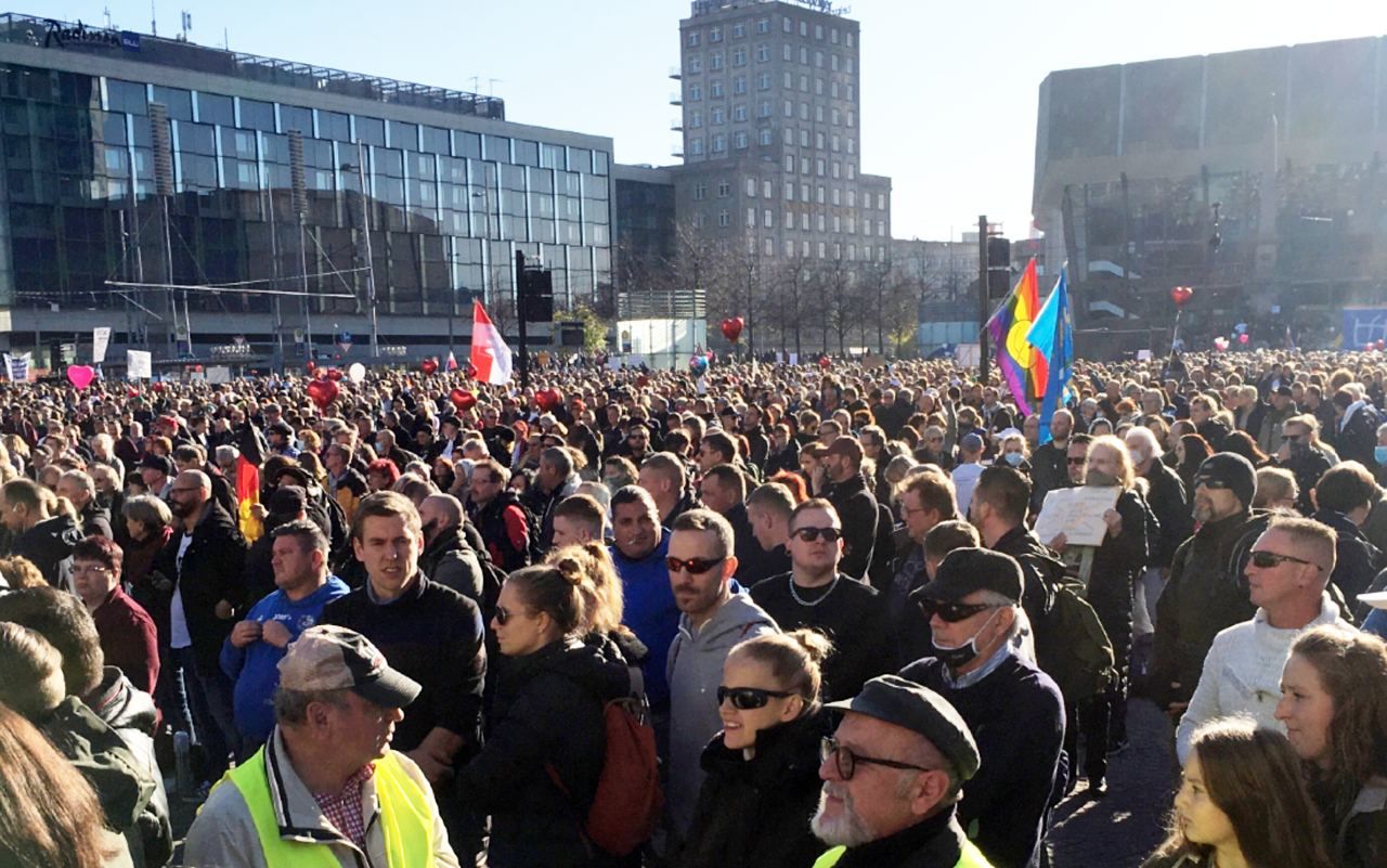 В Германии тысячи людей протестуют против нового локдауна