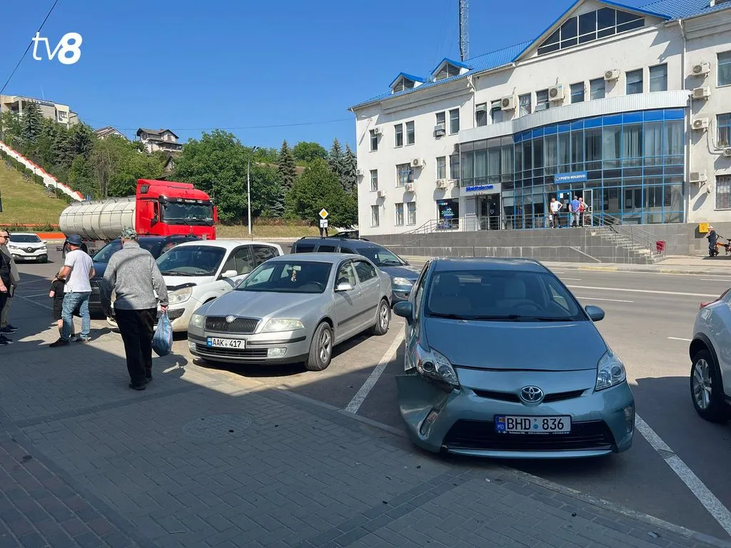 В Хынчештах у грузовика на ходу взорвалось колесо: повреждены 3 авто
