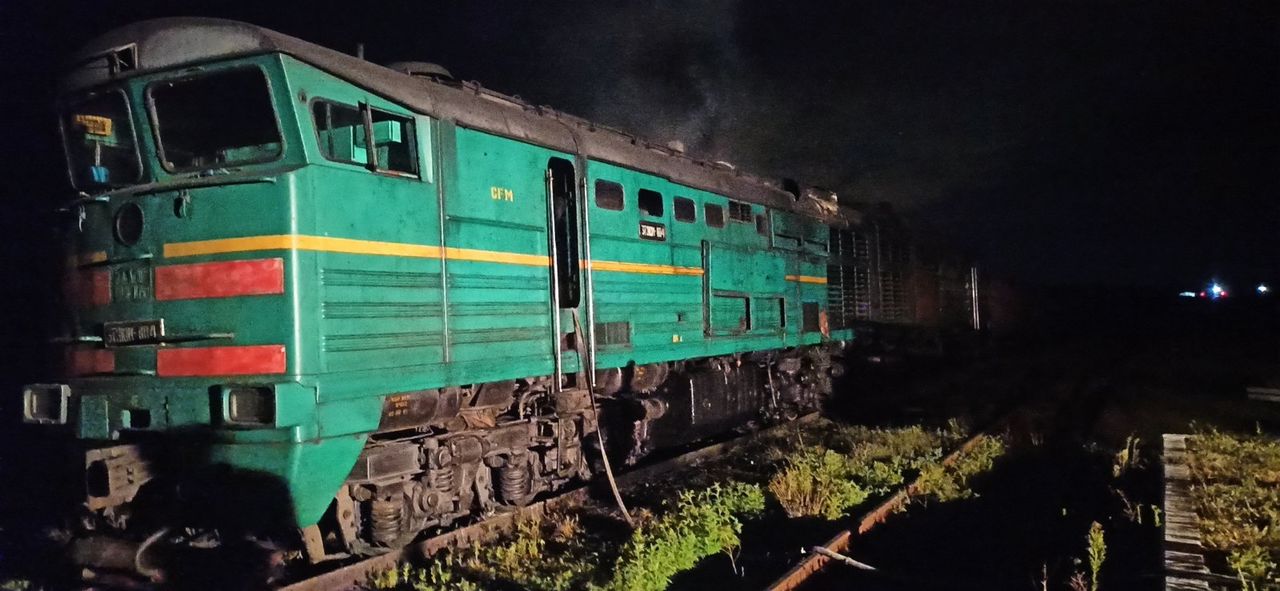 Локомотив с вагонами, загруженными песком, загорелся в Яловенском районе