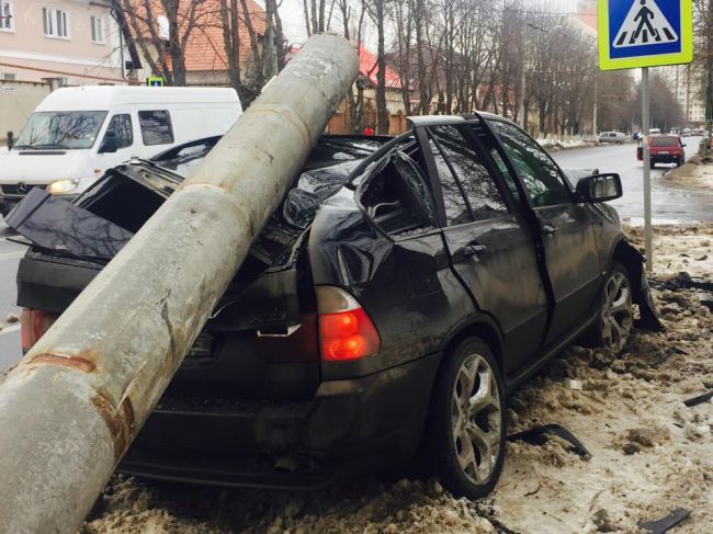 На Буюканах BMW X5 врезался в столб