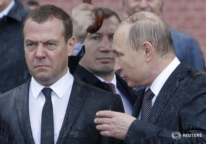 Glumele făcute pe seama imaginii cu Medvedev plouat și încruntat
