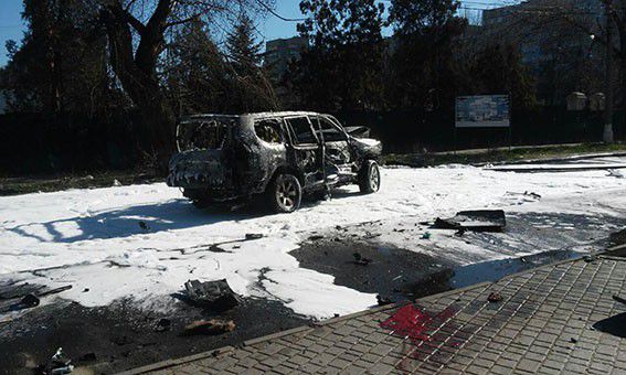 В центре Мариуполя взорвалось авто с военным