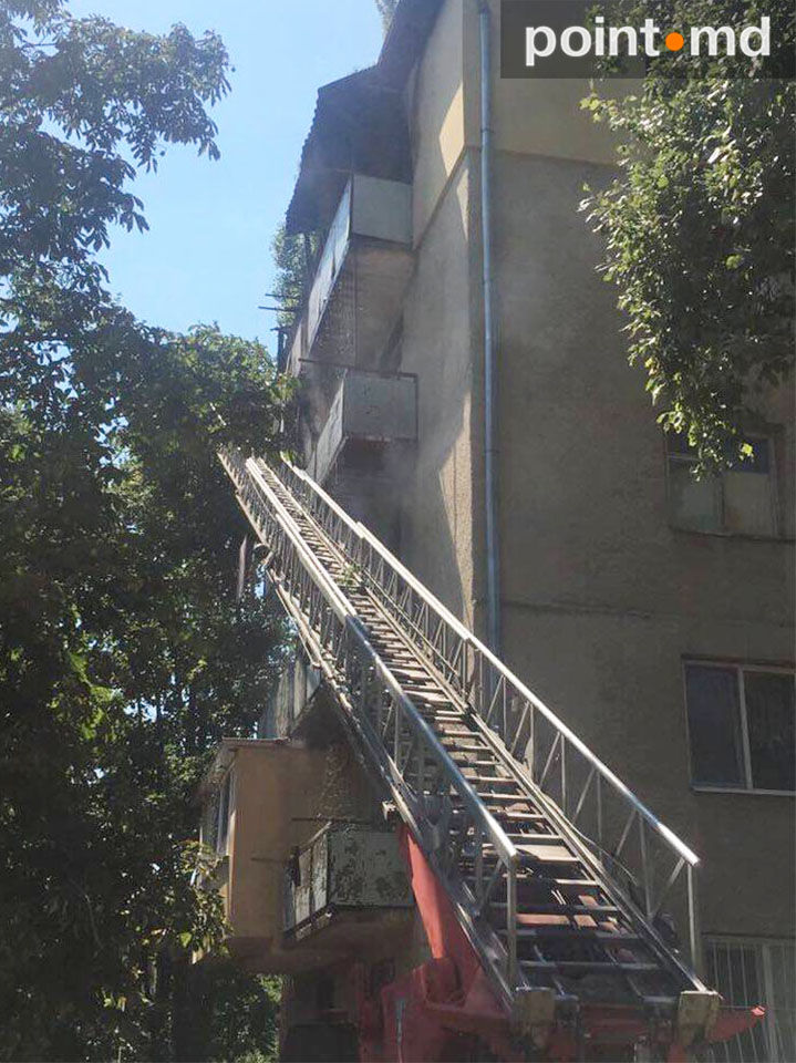 Пожар охватил жилой дом в городке у аэропорта Кишинева