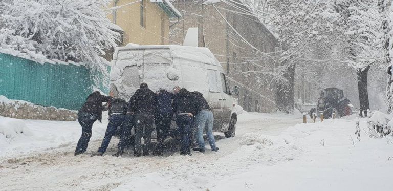 Водители помогали друг другу разблокировать застрявшие в снегу авто