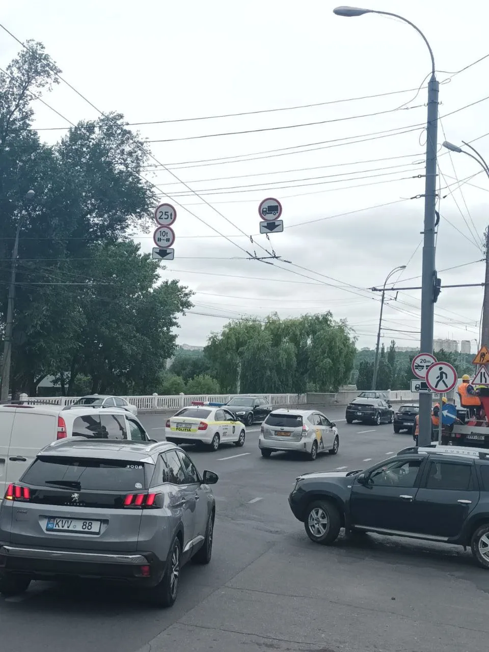 Новые дорожные знаки появились на мосту на улице Измаильской в столице
