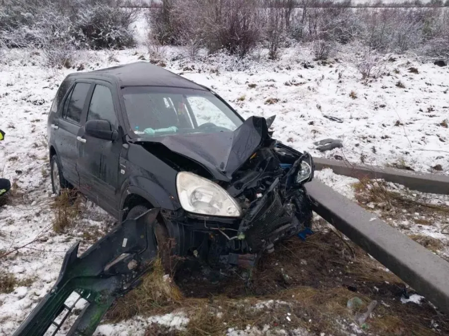 Accident rutier la Dondușeni: Un automobil s-a izbit într-un pilon de electricitate