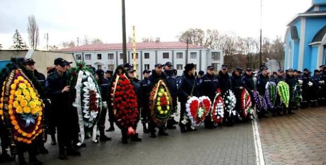Гроб с телом погибшего спасателя доставили в родное село Пухой в сопровождении колонны пожарных машин