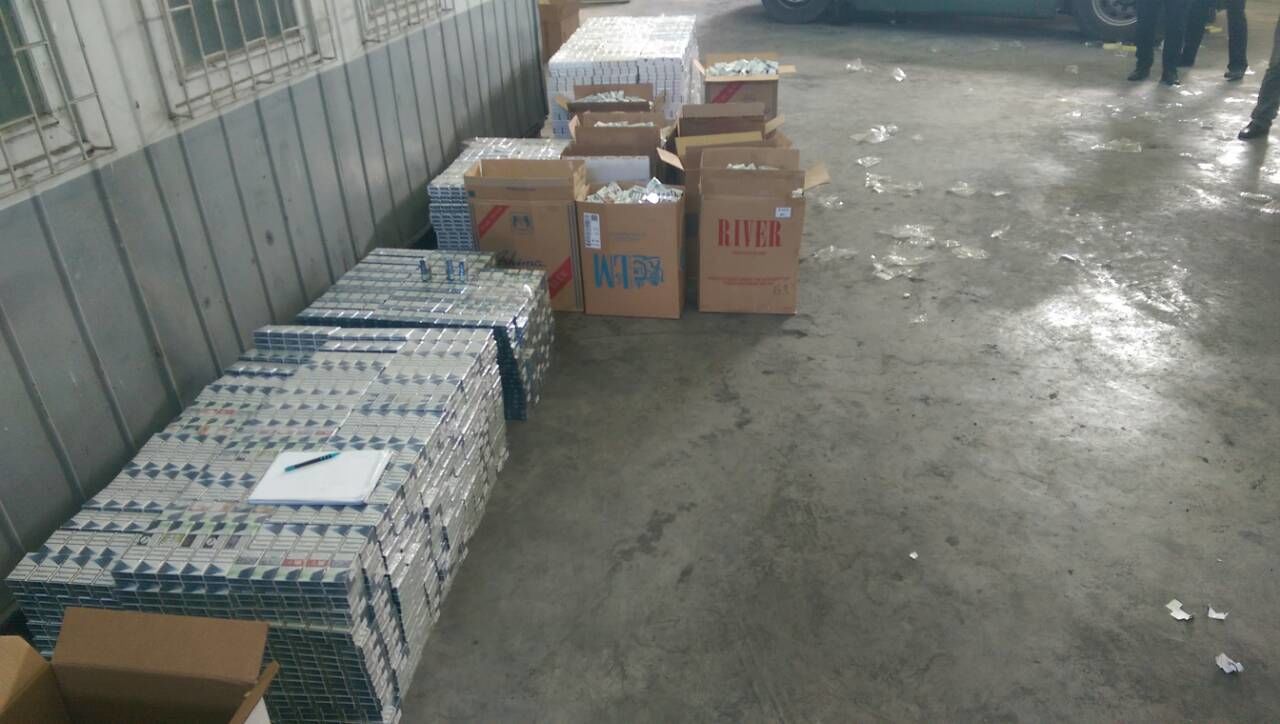Trei vameşi şi un şofer de camion deferiţi justiţiei pentru contrabandă cu produse de tutungerie, în proporţii deosebit de mari